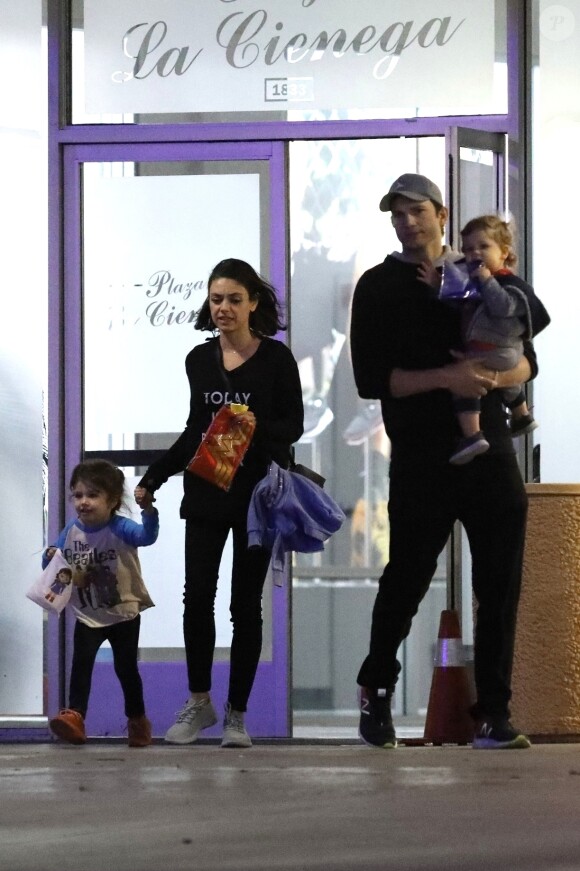 Mila Kunis et son mari Ashton Kutcher se promènent avec leurs enfants Wyatt et Dimitri à Los Angeles le 20 janvier 2018.