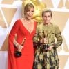 Frances McDormand (Oscar meilleure actrice pour "3 Billboards: les Panneaux de la vengeance") et Allison Janney (Oscar meilleure actrice dans un second rôle dans "Moi, Tonya") - Press room de la 90ème cérémonie des Oscars 2018 au théâtre Dolby à Los Angeles, Californie, Etats-Unis, le 4 mars 2018.