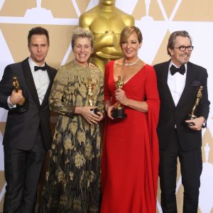Sam Rockwell (Oscar du meilleur 2nd rôle masculin pour 'Three Billboards : Les Panneaux de la vengeance'), Frances McDormand (Oscar de la meilleure actrice pour '3 Billboards: Les panneaux de la vengeance'), Allison Janney (Oscar du meilleur second rôle féminin dans 'Moi, Tonya') et Gary Oldman (Oscar du meilleur acteur acteur 'Les heures sombres') à la press room de la 90ème cérémonie des Oscars 2018 au théâtre Dolby à Los Angeles, le 4 mars 2018