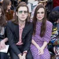 Fashion Week : Keira Knightley, amoureuse, applaudit Kaia Gerber