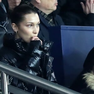 Exclusif - Bella Hadid fume une cigarette electronique - People lors du huitième de finale retour de Ligue des Champion, du Paris Saint-Germain contre le Real Madrid au Parc des Princes à Paris le 6 mars 2018. Le Real à remporté le match sur le score de 2 buts à 1. © Cyril Moreau/Bestimage