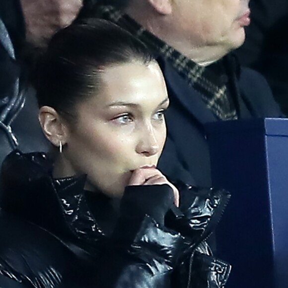 Exclusif - Bella Hadid fume une cigarette electronique - People lors du huitième de finale retour de Ligue des Champion, du Paris Saint-Germain contre le Real Madrid au Parc des Princes à Paris le 6 mars 2018. Le Real à remporté le match sur le score de 2 buts à 1. © Cyril Moreau/Bestimage