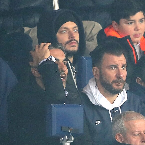 Ary Abittan, Kev Adams, Michaël Youn - People lors du huitième de finale retour de Ligue des Champion, du Paris Saint-Germain contre le Real Madrid au Parc des Princes à Paris le 6 mars 2018. Le Real à remporté le match sur le score de 2 buts à 1. © Cyril Moreau/Bestimage