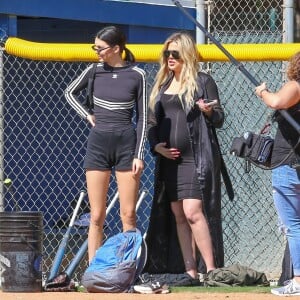 Kendall Jenner participe à un match de softball à Los Angeles, le 6 mars 2018.