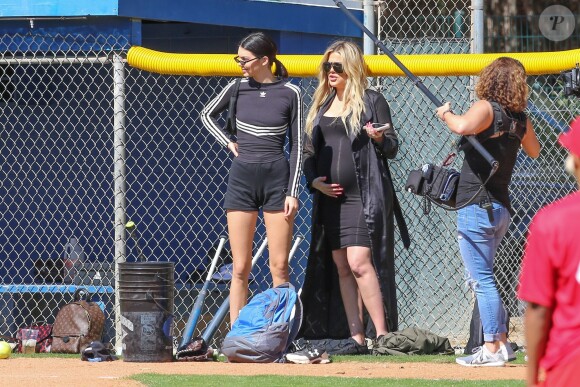 Kendall Jenner participe à un match de softball à Los Angeles, le 6 mars 2018.