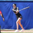 Kendall Jenner participe à un match de softball à Los Angeles, le 6 mars 2018.