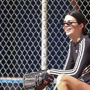 Kendall Jenner participe à un match de softball à Los Angeles, le 6 mars 2018.