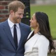 Le prince Harry et Meghan Markle posent à Kensington palace après l'annonce de leur mariage au printemps 2018 à Londres le 27 novembre 2017. Le mariage aura lieu le 19 mai 2018 au château de Windsor.