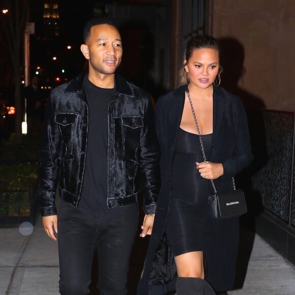 Chrissy Teigen enceinte et son mari John Legend à New York, le 1er mars 2018