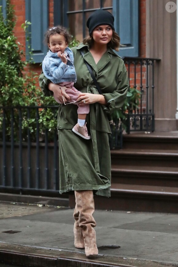 Chrissy Teigen enceinte et sa fille Luna à New York. Le 22 février 2018