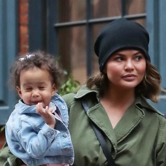Chrissy Teigen enceinte et sa fille Luna à New York. Le 22 février 2018