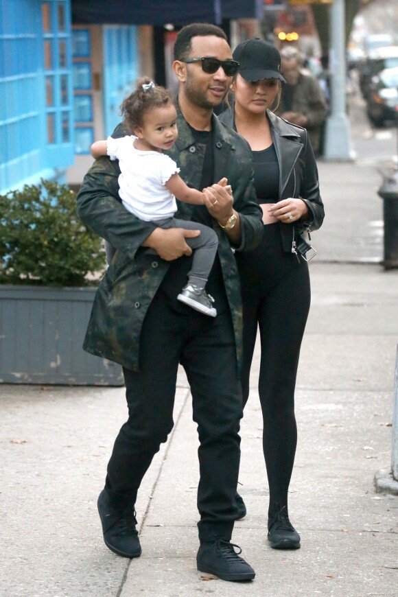 John Legend et sa femme Chrissy Teigen enceinte ont emmené leur fille Luna au parc à New York, le 20 février 2018