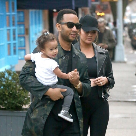 John Legend et sa femme Chrissy Teigen enceinte ont emmené leur fille Luna au parc à New York, le 20 février 2018