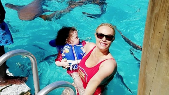 Coco : La bombe nage avec sa fille de 2 ans et des requins