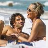 Sharon Stone, avec une bague de fiançailles ?, profite de sa journée avec son nouveau compagnon Angelo Boffa sur une plage de Miami à la veille des ses 60 ans q'elle fêtera le 10 mars 2018