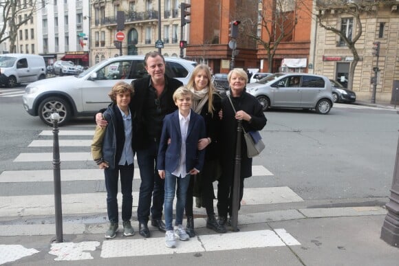 Claude François Junior (Jr) avec ses enfants et sa mère Isabelle Forêt. lors de la messe hommage à Claude François en l'église Notre-Dame d'Auteuil à Paris le 10 mars 2018. Cette commémoration marque le 40ème anniversaire de la mort du chanteur. Ses obsèques ont été célébrées au même endroit le 15 mars 1978. © CVS / Bestimage  Merci de masquer le visage des enfants à la publication10/03/2018 - Paris