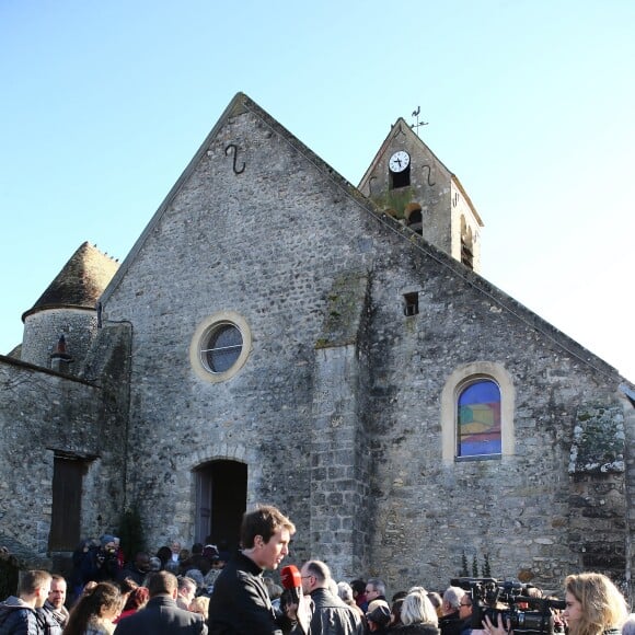 Rassemblement pour les 40 ans de la mort de Claude François à l'église de Dannemois et au cimetière puis visite du moulin ou il habitait le 11 mars 2018.