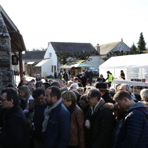 Rassemblement pour les 40 ans de la mort de Claude François à l'église de Dannemois et au cimetière puis visite du moulin ou il habitait le 11 mars 2018.