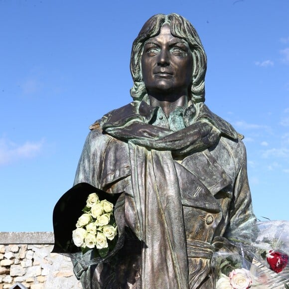 Rassemblement pour les 40 ans de la mort de Claude François à l'église de Dannemois et au cimetière puis visite du moulin ou il habitait le 11 mars 2018.