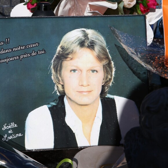 Rassemblement pour les 40 ans de la mort de Claude François à l'église de Dannemois et au cimetière puis visite du moulin ou il habitait le 11 mars 2018.