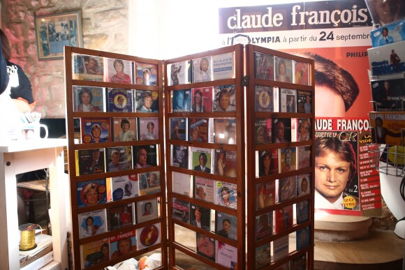 Rassemblement pour les 40 ans de la mort de Claude François à l'église de Dannemois et au cimetière puis visite du moulin ou il habitait le 11 mars 2018.