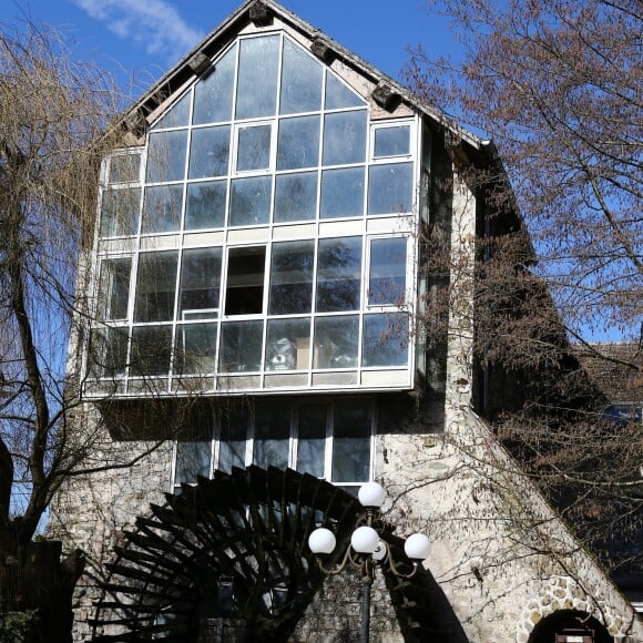 Rassemblement pour les 40 ans de la mort de Claude François à l'église de Dannemois et au cimetière puis visite du moulin ou il habitait le 11 mars 2018.