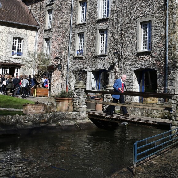 Rassemblement pour les 40 ans de la mort de Claude François à l'église de Dannemois et au cimetière puis visite du moulin ou il habitait le 11 mars 2018.