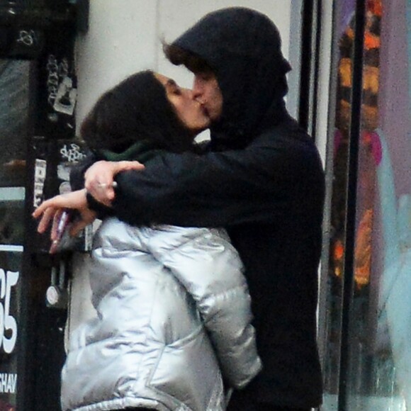 Exclusif - Lourdes Leon embrasse un mysérieux jeune homme dans les rues de New York le 27 février 2018. 