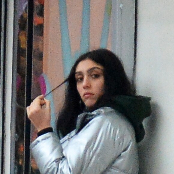 Exclusif - Lourdes Leon embrasse un mysérieux jeune homme dans les rues de New York le 27 février 2018. 