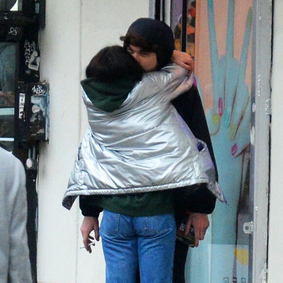 Exclusif - Lourdes Leon embrasse un mysérieux jeune homme dans les rues de New York le 27 février 2018. 