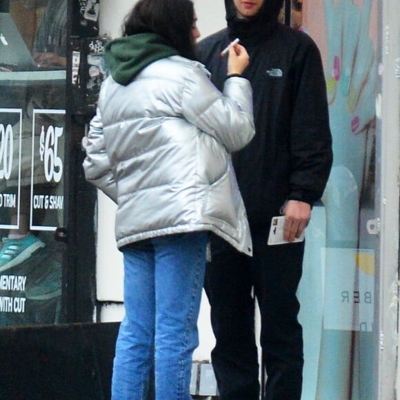 Exclusif - Lourdes Leon embrasse un mysérieux jeune homme dans les rues de New York le 27 février 2018. 