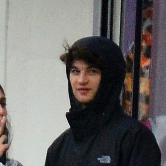 Exclusif - Lourdes Leon embrasse un mysérieux jeune homme dans les rues de New York le 27 février 2018. 
