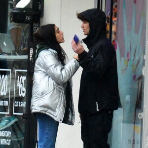 Exclusif - Lourdes Leon embrasse un mysérieux jeune homme dans les rues de New York le 27 février 2018. 