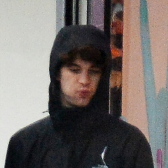 Exclusif - Lourdes Leon embrasse un mysérieux jeune homme dans les rues de New York le 27 février 2018. 