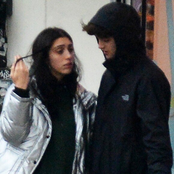 Exclusif - Lourdes Leon embrasse un mysérieux jeune homme dans les rues de New York le 27 février 2018. 