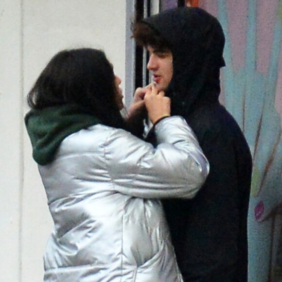 Exclusif - Lourdes Leon embrasse un mysérieux jeune homme dans les rues de New York le 27 février 2018. 