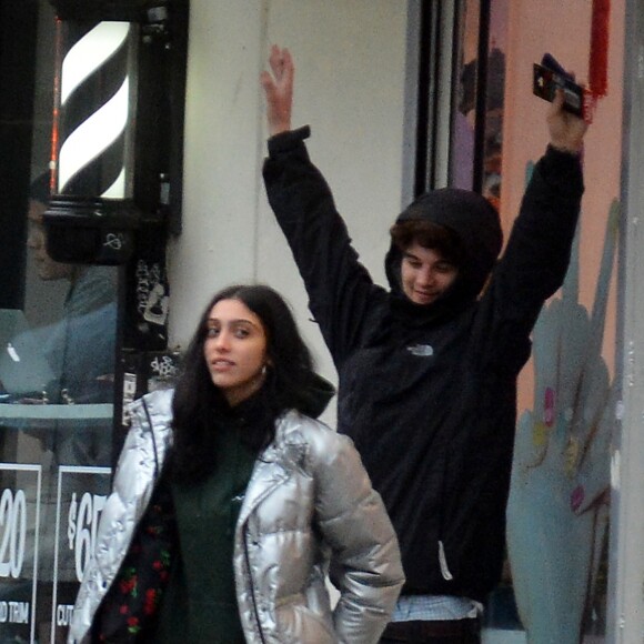 Exclusif - Lourdes Leon embrasse un mysérieux jeune homme dans les rues de New York le 27 février 2018. 