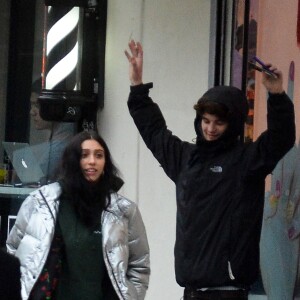 Exclusif - Lourdes Leon embrasse un mysérieux jeune homme dans les rues de New York le 27 février 2018. 
