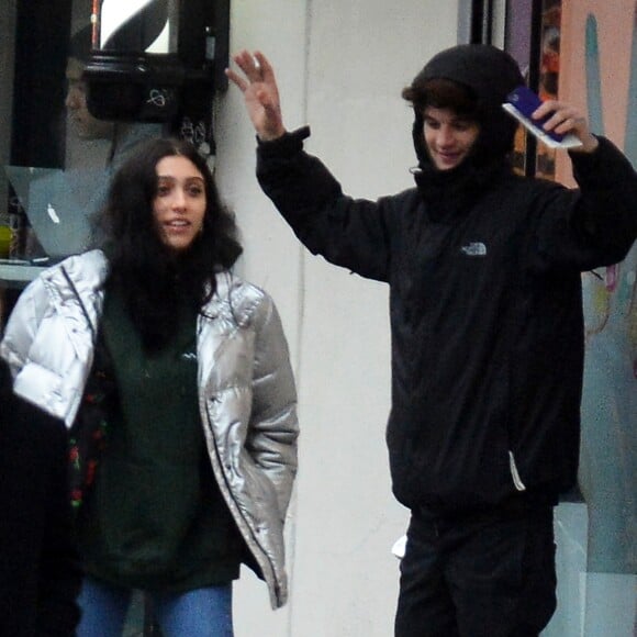 Exclusif - Lourdes Leon embrasse un mysérieux jeune homme dans les rues de New York le 27 février 2018. 
