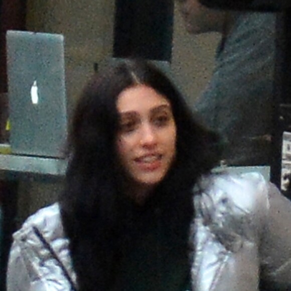 Exclusif - Lourdes Leon embrasse un mysérieux jeune homme dans les rues de New York le 27 février 2018. 