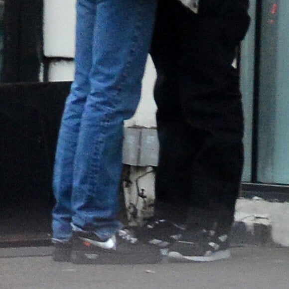 Exclusif - Lourdes Leon embrasse un mysérieux jeune homme dans les rues de New York le 27 février 2018. 