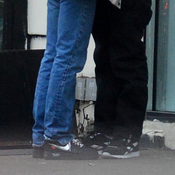 Exclusif - Lourdes Leon embrasse un mysérieux jeune homme dans les rues de New York le 27 février 2018. 