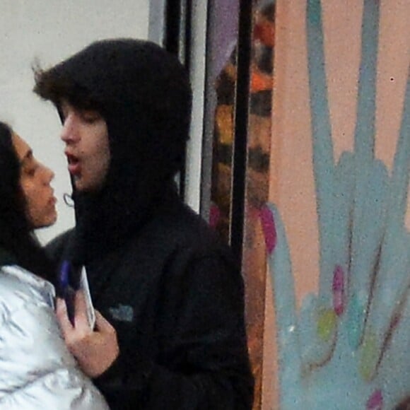 Exclusif - Lourdes Leon embrasse un mysérieux jeune homme dans les rues de New York le 27 février 2018. 