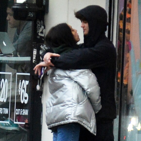 Exclusif - Lourdes Leon embrasse un mysérieux jeune homme dans les rues de New York le 27 février 2018. 