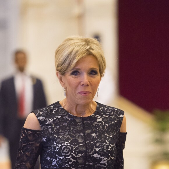 La première dame Brigitte Macron ( Robe Nicolas Ghesquière pour Louis Vuitton) lors de son arrivée au dîner du sommet fondateur de lAlliance Solaire Internationale (ASI) au palais présidentiel à New Delhi le 10 mars 2018. © Eliot Blondet / Pool / Bestimage