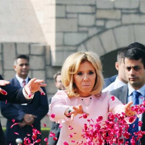 Le président Macron et sa femme Brigitte lors de la cérémonie d'hommage à Gandhi à Raj Ghat, New Delhi le 10 mars 2018.