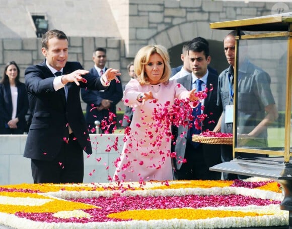 Le président Macron et sa femme Brigitte lors de la cérémonie d'hommage à Gandhi à Raj Ghat, New Delhi le 10 mars 2018.