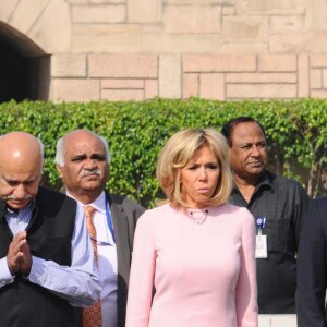 Le président Macron et sa femme Brigitte lors de la cérémonie d'hommage à Gandhi à Raj Ghat, New Delhi le 10 mars 2018.