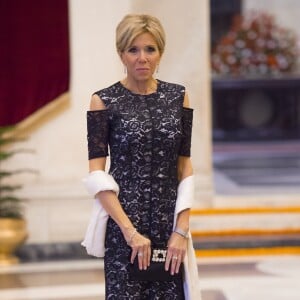 La première dame Brigitte Macron ( Robe Nicolas Ghesquière pour Louis Vuitton) lors de son arrivée au dîner du sommet fondateur de lAlliance Solaire Internationale (ASI) au palais présidentiel à New Delhi le 10 mars 2018. © Eliot Blondet / Pool / Bestimage