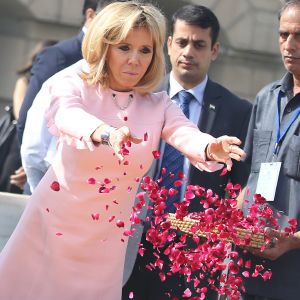 Le président Emmanuel Macron et sa femme Brigitte lors de la cérémonie d'hommage à Gandhi au mémorial Raj Ghat à New Dehli le 10 mars 2018. Le président et sa femme sont en visite d'Etat en République de l'Inde du 9 au 12 mars 2018. © Dominique Jacovides / Bestimage